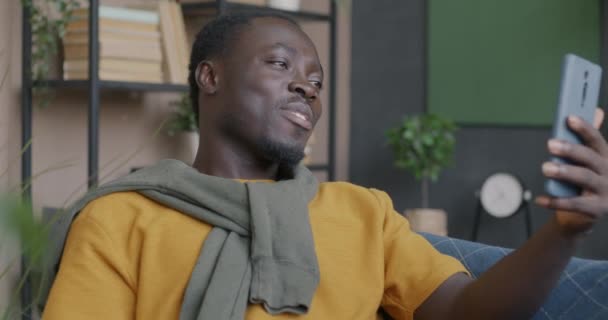 Retrato Homem Afro Americano Fazendo Videochamada Online Com Smartphone Sentado — Vídeo de Stock