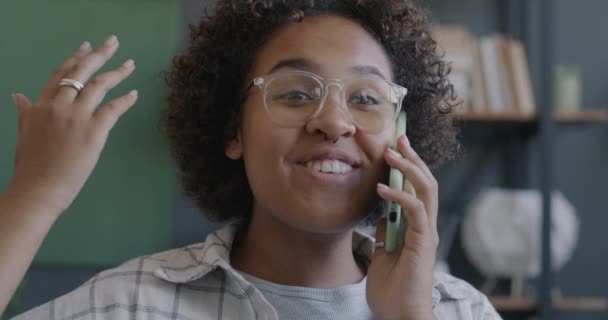 Närbild Porträtt Känslomässig Afroamerikansk Kvinna Talar Mobiltelefon Och Ler Hemma — Stockvideo
