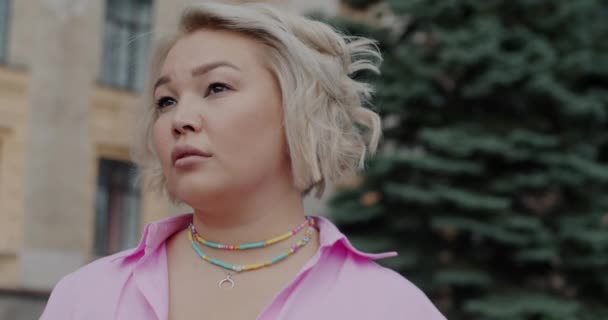 Güzel Asyalı Bir Kadının Yaz Günü Düşünceli Yüzüyle Şehri Seyredişinin — Stok video