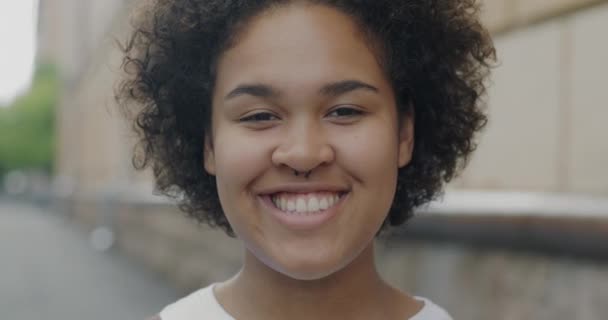 Крупним Планом Повільний Портрет Красивої Афроамериканської Жінки Пірсингом Носа Посміхається — стокове відео