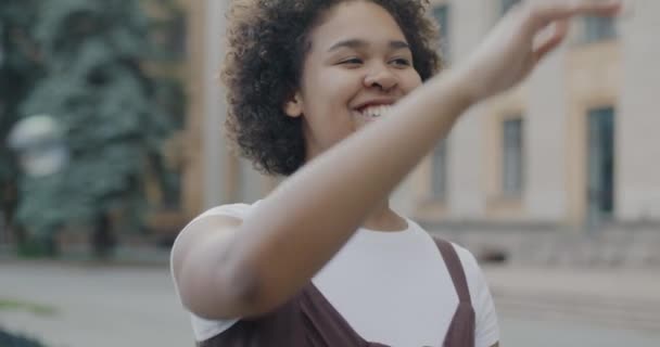 Slow Motion Glada Unga Afroamerikanska Kvinna Leker Med Såpbubblor Och — Stockvideo