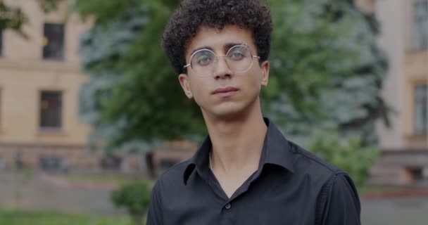Estudiante Inteligente Oriente Medio Gafas Pie Fuera Calle Mirando Cámara — Vídeo de stock