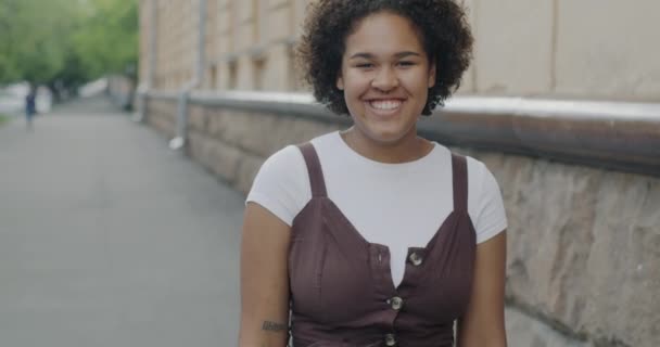 Портрет Задоволеної Молодої Афроамериканської Леді Сміється Насолоджуючись Жартом Стоїть Міській — стокове відео