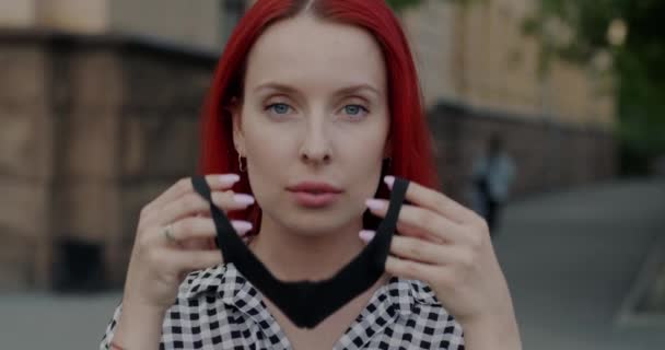 Slow Motion Portret Van Jonge Vrouw Zetten Gezichtsmasker Tijdens Infectie — Stockvideo