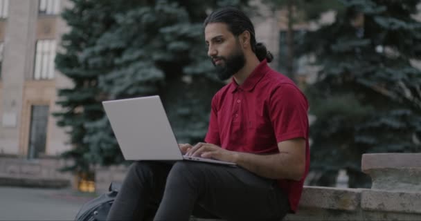 Портрет Арабского Студента Работающего Ноутбуком Изучающего Сидящее Улице Образование Современная — стоковое видео