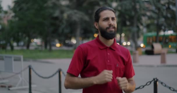 Портрет Радісного Чоловіка Близького Сходу Який Танцює Міській Вулиці Розважається — стокове відео