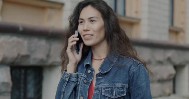 Portret Pięknej Azjatki Rozmawiającej Przez Telefon Komórkowy Uśmiechającej Się Stojącej — Wideo stockowe