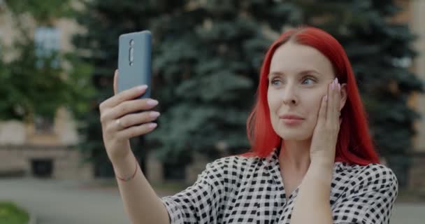 Portret Emocjonalnej Młodej Kobiety Wykonującej Połączenie Wideo Online Smartfonem Mówiącym — Wideo stockowe