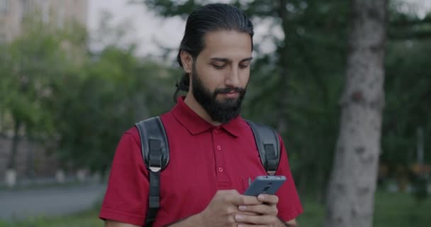 Portret Wesołego Człowieka Bliskiego Wschodu Korzystającego Smartfonów Smsujących Uśmiechających Się — Wideo stockowe