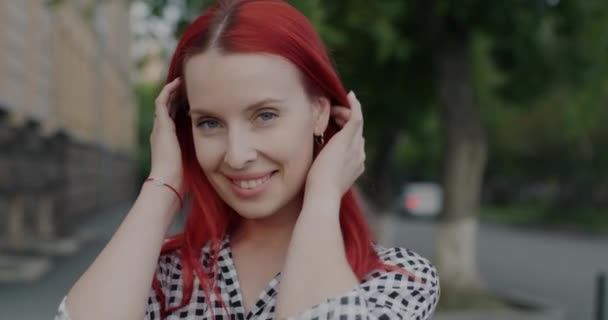 Güzel Kızıl Saçlı Uzun Saçlı Gülümseyen Yaz Günü Flört Eden — Stok video
