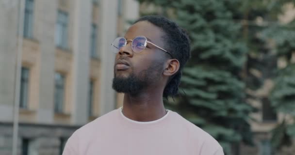 Retrato Câmera Lenta Homem Afro Americano Pensativo Observando Cidade Bela — Vídeo de Stock