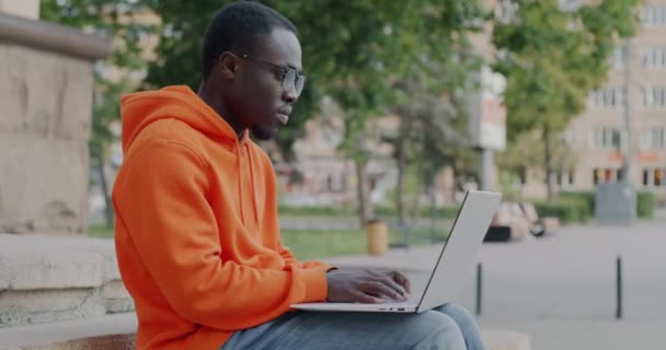 Retrato Estudiante Afroamericano Que Trabaja Con Computadora Portátil Escribiendo Sentado — Vídeos de Stock
