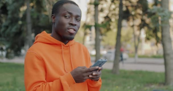 Porträtt Stilig Afroamerikansk Man Sms Med Smartphone Kommunicera Online Stående — Stockvideo