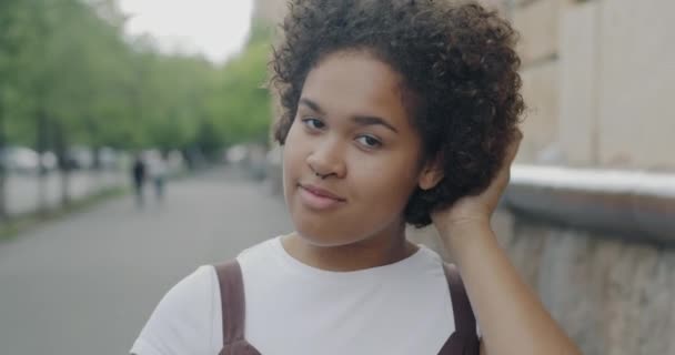 Portret Van Een Aantrekkelijke Jonge Studente Die Haar Aanraakt Buiten — Stockvideo