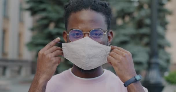 Zeitlupenporträt Eines Afroamerikaners Der Sich Eine Gesichtsmaske Aufsetzt Die Ihn — Stockvideo