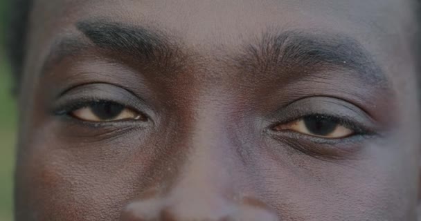 Close Gerak Lambat Mata Menatap Kamera Sementara Afrika Amerika Manusia — Stok Video