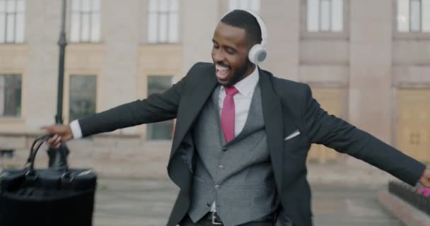 Heureux Homme Afro Américain Avec Valise Dansant Dans Rue Portant — Video