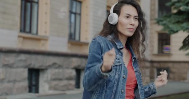 Spowolniony Portret Atrakcyjnego Azjatyckiego Studenta Tańczącego Słuchającego Muzyki Słuchawkami Bawiącymi — Wideo stockowe