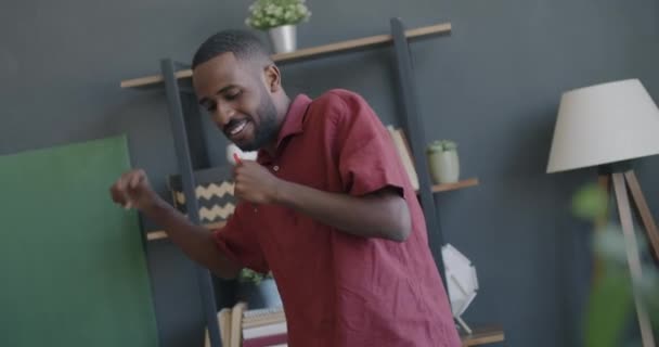 Радостный Работник Афроамериканец Танцует Поет Современном Офисе Наслаждаясь Рабочим Перерывом — стоковое видео