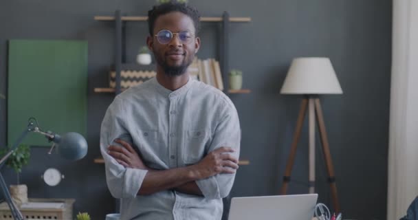 自信を持ったアフリカ系アメリカ人男性フリーランサーのゆっくりとした動きの肖像画 人とアパートのインテリアコンセプト — ストック動画