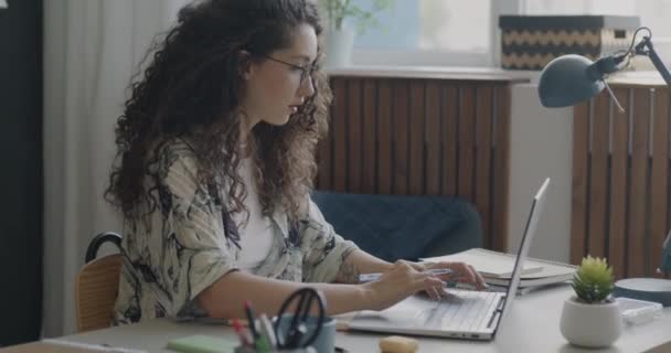 Ragazza Seria Che Studia Digitazione Online Con Laptop Scrittura Notebook — Video Stock