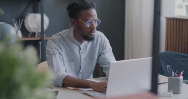 Studente Ragazzo Afroamericano Utilizzando Computer Portatile Facendo Ricerca Digitando Guardando — Video Stock