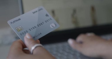 Bilgisayarı kullanarak bankada çalışan ve kapalı mekanlarda online alışveriş yapan kadın eli. İnternet alışverişi ve finans kavramı.