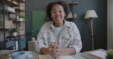 İnternetten öğrenen kız öğrencilerin portresi Webinar yazımında yer alıyor ve içerideki kameralara bakarak konuşuyor. Modern teknoloji ve eğitim kavramı.