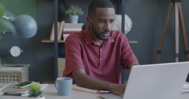 Šťastný Afroameričan Pracující Laptopem Dostává Dobré Zprávy Oslavující Úspěch Úřadu — Stock video