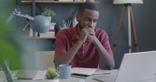 Porträtt Lyhörd Afroamerikansk Man Entreprenör Tänkande Tittar Bärbar Skärm Kontoret — Stockvideo