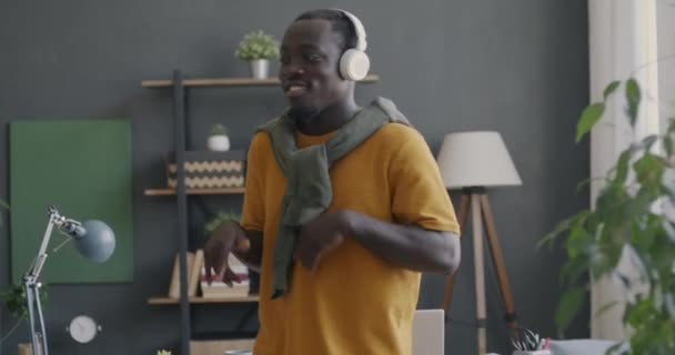 Jeune Homme Insouciant Portant Des Écouteurs Dansant Dans Appartement Amusant — Video