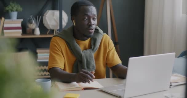 Африкансько Американський Фрілансер Робить Відеодзвінки Розмовляють Пишуть Ноутбуці Використанням Ноутбуків — стокове відео