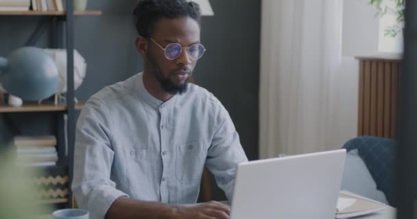 Túlbuzgó Távoli Munkás Laptopot Használ Majd Boldogságot Fejez Otthon Végzett — Stock videók