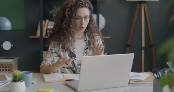 Radosna Kobieta Dzwoniąca Przez Internet Laptopem Mówiąca Machająca Ręką Domu — Wideo stockowe