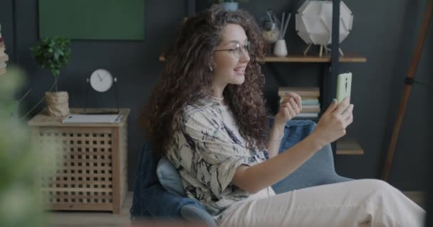 Porträtt Glad Ung Kvinna Gör Online Videosamtal Med Smartphone Talar — Stockvideo