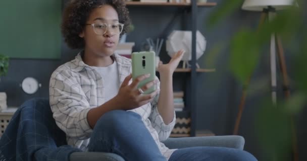 Vreugdevolle Afro Amerikaanse Vrouw Maakt Online Videogesprek Met Smartphone Spreken — Stockvideo