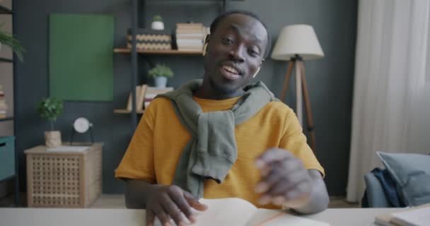 Retrato Estudante Afro Americano Falando Escrevendo Durante Uma Videochamada Casa — Vídeo de Stock