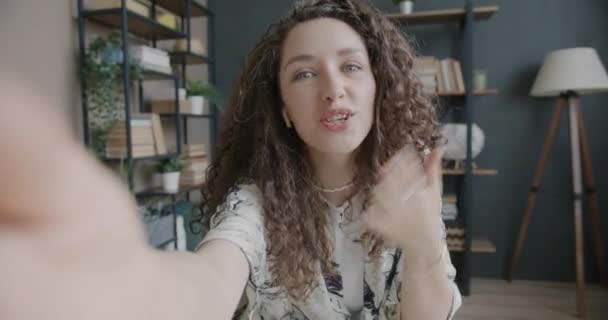 Portrét Vzrušené Mladé Ženy Jak Dělá Videohovor Mluví Online Máváním — Stock video