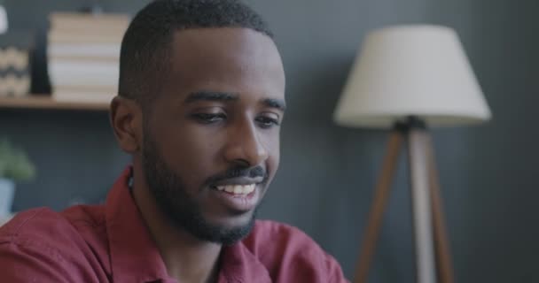 Ofiste Dizüstü Bilgisayarla Çalışan Afro Amerikan Işçilerin Yakın Çekim Portresi — Stok video
