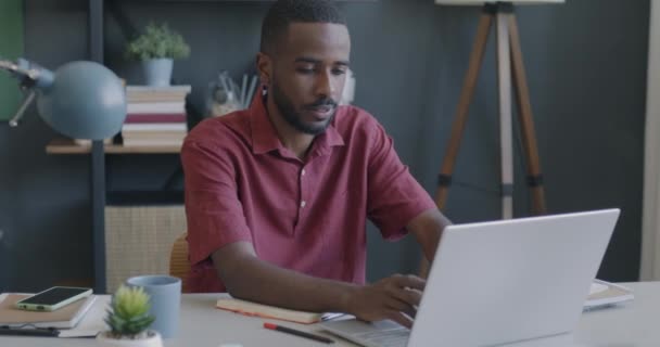 Vrolijke Programmeur Met Behulp Van Laptop Typen Codering Werken Met — Stockvideo