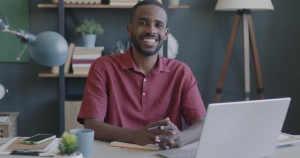 Porträtt Ambitiösa Afroamerikanska Mannen Ler Njuter Framgångsrik Karriär Sitter Ämbetet — Stockvideo