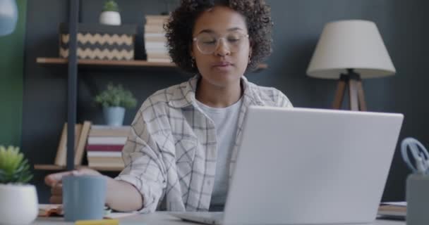 Trabajadora Oficina Usando Laptop Tomando Café Lugar Trabajo Oficina Creativa — Vídeos de Stock