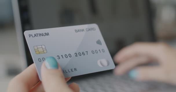銀行カードを保有する女性手のクローズアップと デスクでオンライン決済をするラップトップ入力 金融コンセプト — ストック動画