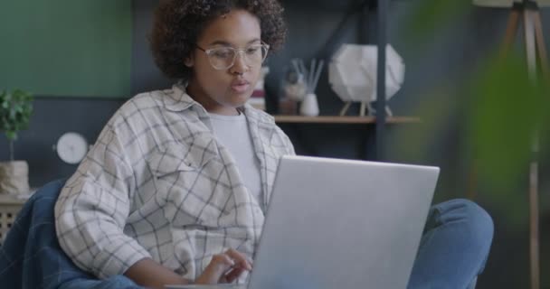 Jovem Afro Americana Freelancer Usando Laptop Sentado Poltrona Casa Tecnologia — Vídeo de Stock
