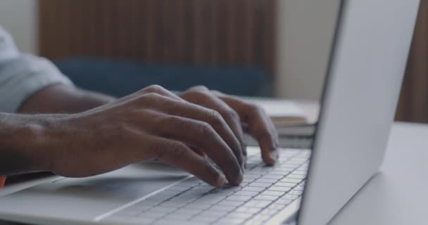 Κοντινό Πλάνο Αρσενικών Χεριών Που Δουλεύουν Πληκτρολόγηση Laptop Ενώ Αφροαμερικάνος — Αρχείο Βίντεο