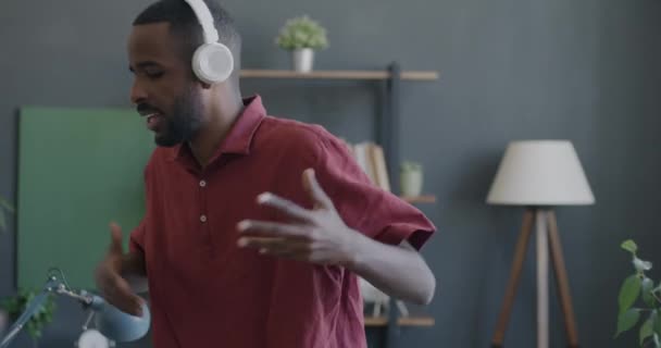 Jeune Employé Ludique Portant Des Écouteurs Dansant Bureau Appréciant Musique — Video