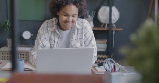 Mulher Afro Americana Sorrindo Ler Mensagens Mídia Social Com Laptop — Vídeo de Stock