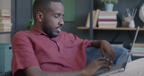Succesvolle Freelancer Werken Met Laptop Comfortabele Fauteuil Typen Geconcentreerd Project — Stockvideo