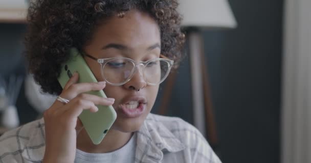 Tilt Närbild Porträtt Unga Afroamerikanska Entreprenör Konsultera Klient Mobiltelefon Och — Stockvideo