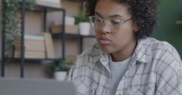 Fáradt Alkalmazott Afro Amerikai Dolgozik Laptop Számítógép Dörzsölés Arc Szem — Stock videók